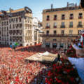 Les fêtes traditionnelles en France, profondément enracinées dans les identités régionales, incarnent des héritages culturels, des coutumes locales et un fort sentiment d’appartenance. Parmi elles, des événements comme les Fêtes de Bayonne, le Festival interceltique de Lorient, la Féria de Pâques à Arles, le Grand Fest-Noz en Bretagne, le Festival d’Avignon et les marchés de Noël se distinguent par leur caractère identitaire marqué. Nous nous excusons de ne pas pouvoir couvrir l’ensemble des quelque 40 000 fêtes folkloriques organisées chaque année en France, un chiffre qui reflète la richesse du patrimoine culturel national. Très appréciées, notamment par les jeunes, ces manifestations attirent des foules impressionnantes, mais elles font face à des défis croissants en matière de sécurité et d’influences idéologiques, particulièrement pour les marchés de Noël, ciblés par le terrorisme et critiqués par certains groupes extrémistes pour leur caractère religieux. Cet article explore le contexte de ces fêtes, décrit leurs particularités, précise leur fréquentation et analyse les problèmes qui les fragilisent, en mettant un accent particulier sur les marchés de Noël dans un pays souvent surnommé « la fille aînée de l’Église ». ________________________________________ Contexte : identité régionale, coutumes et dimension religieuse Les fêtes traditionnelles françaises sont des expressions vivantes de l’histoire et des particularités culturelles des régions. Elles célèbrent des traditions agricoles, religieuses, communautaires ou artistiques, renforçant le lien social et l’identité locale. Ces événements, mêlant musique, danse, gastronomie, rituels ou théâtre, permettent de transmettre des savoir-faire et des valeurs propres à chaque terroir, qu’il s’agisse du Pays basque, de la Bretagne, de la Provence ou du Vaucluse. Les marchés de Noël, quant à eux, incarnent une tradition chrétienne ancienne, liée à la célébration de la Nativité, tout en s’ouvrant à une dimension festive et commerciale accessible à tous. Dans un monde globalisé, ces fêtes jouent un rôle crucial comme remparts contre l’uniformisation culturelle, offrant une connexion tangible avec les racines régionales et spirituelles. Leur popularité auprès des jeunes témoigne de leur vitalité, mais l’afflux massif de visiteurs, parfois déconnectés des traditions, et les tensions liées au caractère religieux de certains événements, comme les marchés de Noël, engendrent des défis. ________________________________________ Quelques fêtes emblématiques et leur fréquentation • Fêtes de Bayonne (Pyrénées-Atlantiques) Depuis leur création en 1932, inspirées des Sanfermines de Pampelune, les Fêtes de Bayonne sont le plus grand rassemblement festif de France, attirant entre 1,3 et 1,5 million de visiteurs sur cinq jours, du 9 au 13 juillet 2025. Vêtus de blanc avec foulard et ceinture rouges, les « festayres » célèbrent les traditions basques et gasconnes à travers des courses de vachettes, des parties de pelote, des concerts de bandas et des défilés autour du roi Léon, une marionnette emblématique. Inscrites au patrimoine culturel immatériel français, ces fêtes mettent l’accent sur la musique vivante, les pratiques communautaires et une dimension taurine avec des corridas. • Festival interceltique de Lorient (Morbihan) Organisé chaque année du 1er au 10 août, ce festival est un haut lieu de la culture celtique, réunissant environ 900 000 à 950 000 visiteurs. Il met en scène des artistes de Bretagne, d’Irlande, d’Écosse et d’autres nations celtiques, avec des concerts, des festoù-noz, des concours de cornemuse et la Grande Parade des Nations Celtes, qui attire à elle seule 80 000 spectateurs. Inscrit au patrimoine immatériel de l’UNESCO depuis 2012, il incarne la vitalité de l’identité bretonne et son ouverture au monde celtique. • Féria de Pâques (Arles, Bouches-du-Rhône) Cette féria, qui marque l’ouverture de la saison taurine en avril, attire environ 50 000 aficionados pour des corridas, des courses camarguaises et des animations dans les rues d’Arles. Ancrée dans les traditions provençales, elle met en valeur la culture taurine, la musique et la gastronomie locale, tout en attirant un public national et international. • Grand Fest-Noz (Bretagne) Le fest-noz, ou « fête de nuit », est un bal traditionnel breton où danses collectives et musiques traditionnelles (biniou, bombarde) rythment la soirée. Bien que des festoù-noz soient organisés toute l’année, ceux du Festival interceltique de Lorient, notamment à la salle Carnot, attirent des milliers de participants parmi les 900 000 visiteurs du festival. Inscrit au patrimoine immatériel de l’UNESCO, le fest-noz symbolise la convivialité et la résilience culturelle bretonne. • Festival d’Avignon (Vaucluse) Fondé en 1947 par Jean Vilar, le Festival d’Avignon est la plus grande manifestation mondiale de spectacle vivant, avec ses volets « IN » et « OFF ». Du 5 au 26 juillet 2025, il attire environ 500 000 spectateurs pour le IN et 1,2 million pour le OFF, avec 1 724 spectacles programmés en 2025 dans 139 lieux. Le IN, avec des créations prestigieuses dans la Cour d’Honneur du Palais des Papes, célèbre le théâtre et la danse contemporains, tandis que le OFF transforme Avignon en une scène à ciel ouvert avec des spectacles variés. • Marchés de Noël (diverses régions, notamment Strasbourg) Les marchés de Noël, comme le Christkindelsmärik de Strasbourg, le plus ancien de France depuis 1570, attirent des millions de visiteurs chaque année. Strasbourg seul accueille environ 2 millions de visiteurs sur cinq semaines. Ces marchés, mêlant artisanat, gastronomie et décorations festives, incarnent l’esprit de Noël, avec une forte connotation chrétienne liée à la Nativité, bien que largement sécularisés aujourd’hui. ________________________________________ Problèmes de sécurité : une menace croissante La popularité massive de ces fêtes expose ces événements à des défis sécuritaires importants, particulièrement pour les marchés de Noël, qui ont été ciblés par des actes terroristes en raison de leur symbolique chrétienne et de leur forte affluence. • Fêtes de Bayonne : Avec 1,3 à 1,5 million de visiteurs, ces fêtes ont été marquées en 2023 par une forte propagation du Covid-19 (70 à 90 % des tests positifs post-événement, bien que le taux d’hospitalisation soit resté faible à 13 cas pour 100 000 habitants). Une agression mortelle en 2024 a choqué les habitants, qui dénoncent une transformation des fêtes en « soûlographie débridée » par des visiteurs extérieurs. Pour 2025, la moitié du budget est consacrée à la sécurité, avec une application pour signaler les agressions. • Festival d’Avignon : Avec 1,7 million de visiteurs cumulés (IN et OFF), la densité des foules dans l’intramuros accroît les risques de bousculades et d’incidents liés à l’alcool. En 2024, une baisse de fréquentation de 15 à 25 % a été attribuée au climat politique tendu, mais la sécurité reste une préoccupation majeure. • Festival interceltique de Lorient (900 000 à 950 000 visiteurs) et festoù-noz doivent gérer des comportements inappropriés, souvent liés à l’alcoolisation excessive. La Féria de Pâques à Arles (50 000 visiteurs) n’échappe pas aux rixes liées à l’affluence. • Marchés de Noël et terrorisme : Les marchés de Noël, symboles chrétiens et lieux de grande affluence, ont été ciblés par des attentats terroristes, notamment islamistes. En décembre 2000, un projet d’attentat contre la cathédrale et le marché de Noël de Strasbourg, lié à al-Qaïda, a été déjoué grâce à une coopération franco-allemande. En décembre 2018, l’attentat du marché de Noël de Strasbourg, perpétré par Chérif Chekatt, a fait 5 morts et 11 blessés. L’assaillant, radicalisé et fiché S, a été abattu après 48 heures de traque, et l’attaque a été revendiquée par l’État islamique. En décembre 2014, à Dijon, un automobiliste a percuté la foule d’un marché de Noël en criant « Allah Akbar », blessant 13 personnes. Ces incidents ont conduit à un renforcement des mesures de sécurité, comme la présence de militaires de l’opération Sentinelle et des contrôles accrus, mais la menace persiste, comme en témoigne l’attaque de Magdebourg (Allemagne) en 2024, qui a fait 5 morts et plus de 200 blessés. ________________________________________ Défis idéologiques : tensions autour du caractère religieux et culturel Ces fêtes sont également confrontées à des tensions idéologiques, notamment les marchés de Noël, critiqués par certains groupes d’extrême gauche pour leur caractère religieux, dans un pays historiquement marqué par le catholicisme, surnommé « la fille aînée de l’Église ». • Perte d’authenticité : À Bayonne, des habitants déplorent que les 1,3 à 1,5 million de visiteurs privilégient l’ivresse aux traditions basques comme la pelote. À Avignon, le Festival OFF (1,2 million de visiteurs) est parfois accusé de diluer son caractère provençal au profit d’un marché théâtral globalisé. En Bretagne, le Samaïn Fest de 2024 a suscité des critiques pour la programmation d’un groupe controversé, remettant en cause l’identité bretonne. • Contestation de la tauromachie : Centrale aux Fêtes de Bayonne et à la Féria de Pâques, la tauromachie est de plus en plus critiquée par les défenseurs des droits des animaux, qui y voient une pratique cruelle, créant un clivage entre tradition et modernité éthique. • Polémiques autour des marchés de Noël : Les marchés de Noël, comme celui de Strasbourg (2 millions de visiteurs), sont parfois ciblés par des groupes d’extrême gauche qui dénoncent leur caractère religieux. En 2012, le marché de Noël de Bruxelles a été renommé « Plaisirs d’Hiver », une décision perçue par certains comme une tentative de sécularisation pour ne pas offenser les minorités, suscitant des critiques de la droite et de chrétiens attachés à l’héritage catholique. En France, des propositions similaires, comme remplacer « Joyeux Noël » par « Joyeuses Fêtes » ou limiter les crèches, ont été rejetées par 77 % des Français, selon un sondage de 2024, reflétant un attachement aux symboles chrétiens perçus comme culturels. Ces tensions s’inscrivent dans un débat plus large sur la laïcité, où des groupes d’extrême gauche, prônant une neutralité stricte, s’opposent à des pratiques jugées trop religieuses, tandis que l’extrême droite instrumentalise ces polémiques pour dénoncer une supposée « atteinte à l’identité chrétienne ». • Politisation : Le Festival d’Avignon (IN) a pris des positions politiques, comme des appels contre l’extrême droite en 2024, polarisant le public. Les marchés de Noël, après des attentats comme celui de Strasbourg en 2018, ont été instrumentalisés par l’extrême droite pour alimenter des discours anti-immigration, comme lors de l’attaque de Magdebourg en 2024, où des leaders ont dénoncé une « guerre contre les traditions chrétiennes ». ________________________________________ Un équilibre fragile à préserver Les Fêtes de Bayonne (1,3 à 1,5 million de visiteurs), le Festival interceltique de Lorient (900 000 à 950 000 visiteurs), la Féria de Pâques (50 000 visiteurs), les festoù-noz (intégrés aux grands festivals), le Festival d’Avignon (1,7 million de visiteurs) et les marchés de Noël (2 millions à Strasbourg) sont des joyaux du patrimoine français, célébrant l’identité régionale et, pour certains, l’héritage chrétien. Cependant, leur pérennité est menacée par des défis sécuritaires – attentats terroristes, agressions, alcoolisation excessive – et idéologiques – perte d’authenticité, contestations religieuses, politisation. Les marchés de Noël, symboles de la « fille aînée de l’Église », sont particulièrement vulnérables en raison de leur forte charge symbolique. Un équilibre doit être trouvé entre l’ouverture au public, la fidélité aux traditions et le renforcement de la sécurité sans altérer l’esprit festif. Ces événements, chers aux Français et aux jeunes, méritent une mobilisation collective pour rester des vecteurs d’unité et de fierté culturelle.