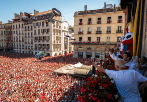 Les fêtes traditionnelles en France, profondément enracinées dans les identités régionales, incarnent des héritages culturels, des coutumes locales et un fort sentiment d’appartenance. Parmi elles, des événements comme les Fêtes de Bayonne, le Festival interceltique de Lorient, la Féria de Pâques à Arles, le Grand Fest-Noz en Bretagne, le Festival d’Avignon et les marchés de Noël se distinguent par leur caractère identitaire marqué. Nous nous excusons de ne pas pouvoir couvrir l’ensemble des quelque 40 000 fêtes folkloriques organisées chaque année en France, un chiffre qui reflète la richesse du patrimoine culturel national. Très appréciées, notamment par les jeunes, ces manifestations attirent des foules impressionnantes, mais elles font face à des défis croissants en matière de sécurité et d’influences idéologiques, particulièrement pour les marchés de Noël, ciblés par le terrorisme et critiqués par certains groupes extrémistes pour leur caractère religieux. Cet article explore le contexte de ces fêtes, décrit leurs particularités, précise leur fréquentation et analyse les problèmes qui les fragilisent, en mettant un accent particulier sur les marchés de Noël dans un pays souvent surnommé « la fille aînée de l’Église ». ________________________________________ Contexte : identité régionale, coutumes et dimension religieuse Les fêtes traditionnelles françaises sont des expressions vivantes de l’histoire et des particularités culturelles des régions. Elles célèbrent des traditions agricoles, religieuses, communautaires ou artistiques, renforçant le lien social et l’identité locale. Ces événements, mêlant musique, danse, gastronomie, rituels ou théâtre, permettent de transmettre des savoir-faire et des valeurs propres à chaque terroir, qu’il s’agisse du Pays basque, de la Bretagne, de la Provence ou du Vaucluse. Les marchés de Noël, quant à eux, incarnent une tradition chrétienne ancienne, liée à la célébration de la Nativité, tout en s’ouvrant à une dimension festive et commerciale accessible à tous. Dans un monde globalisé, ces fêtes jouent un rôle crucial comme remparts contre l’uniformisation culturelle, offrant une connexion tangible avec les racines régionales et spirituelles. Leur popularité auprès des jeunes témoigne de leur vitalité, mais l’afflux massif de visiteurs, parfois déconnectés des traditions, et les tensions liées au caractère religieux de certains événements, comme les marchés de Noël, engendrent des défis. ________________________________________ Quelques fêtes emblématiques et leur fréquentation • Fêtes de Bayonne (Pyrénées-Atlantiques) Depuis leur création en 1932, inspirées des Sanfermines de Pampelune, les Fêtes de Bayonne sont le plus grand rassemblement festif de France, attirant entre 1,3 et 1,5 million de visiteurs sur cinq jours, du 9 au 13 juillet 2025. Vêtus de blanc avec foulard et ceinture rouges, les « festayres » célèbrent les traditions basques et gasconnes à travers des courses de vachettes, des parties de pelote, des concerts de bandas et des défilés autour du roi Léon, une marionnette emblématique. Inscrites au patrimoine culturel immatériel français, ces fêtes mettent l’accent sur la musique vivante, les pratiques communautaires et une dimension taurine avec des corridas. • Festival interceltique de Lorient (Morbihan) Organisé chaque année du 1er au 10 août, ce festival est un haut lieu de la culture celtique, réunissant environ 900 000 à 950 000 visiteurs. Il met en scène des artistes de Bretagne, d’Irlande, d’Écosse et d’autres nations celtiques, avec des concerts, des festoù-noz, des concours de cornemuse et la Grande Parade des Nations Celtes, qui attire à elle seule 80 000 spectateurs. Inscrit au patrimoine immatériel de l’UNESCO depuis 2012, il incarne la vitalité de l’identité bretonne et son ouverture au monde celtique. • Féria de Pâques (Arles, Bouches-du-Rhône) Cette féria, qui marque l’ouverture de la saison taurine en avril, attire environ 50 000 aficionados pour des corridas, des courses camarguaises et des animations dans les rues d’Arles. Ancrée dans les traditions provençales, elle met en valeur la culture taurine, la musique et la gastronomie locale, tout en attirant un public national et international. • Grand Fest-Noz (Bretagne) Le fest-noz, ou « fête de nuit », est un bal traditionnel breton où danses collectives et musiques traditionnelles (biniou, bombarde) rythment la soirée. Bien que des festoù-noz soient organisés toute l’année, ceux du Festival interceltique de Lorient, notamment à la salle Carnot, attirent des milliers de participants parmi les 900 000 visiteurs du festival. Inscrit au patrimoine immatériel de l’UNESCO, le fest-noz symbolise la convivialité et la résilience culturelle bretonne. • Festival d’Avignon (Vaucluse) Fondé en 1947 par Jean Vilar, le Festival d’Avignon est la plus grande manifestation mondiale de spectacle vivant, avec ses volets « IN » et « OFF ». Du 5 au 26 juillet 2025, il attire environ 500 000 spectateurs pour le IN et 1,2 million pour le OFF, avec 1 724 spectacles programmés en 2025 dans 139 lieux. Le IN, avec des créations prestigieuses dans la Cour d’Honneur du Palais des Papes, célèbre le théâtre et la danse contemporains, tandis que le OFF transforme Avignon en une scène à ciel ouvert avec des spectacles variés. • Marchés de Noël (diverses régions, notamment Strasbourg) Les marchés de Noël, comme le Christkindelsmärik de Strasbourg, le plus ancien de France depuis 1570, attirent des millions de visiteurs chaque année. Strasbourg seul accueille environ 2 millions de visiteurs sur cinq semaines. Ces marchés, mêlant artisanat, gastronomie et décorations festives, incarnent l’esprit de Noël, avec une forte connotation chrétienne liée à la Nativité, bien que largement sécularisés aujourd’hui. ________________________________________ Problèmes de sécurité : une menace croissante La popularité massive de ces fêtes expose ces événements à des défis sécuritaires importants, particulièrement pour les marchés de Noël, qui ont été ciblés par des actes terroristes en raison de leur symbolique chrétienne et de leur forte affluence. • Fêtes de Bayonne : Avec 1,3 à 1,5 million de visiteurs, ces fêtes ont été marquées en 2023 par une forte propagation du Covid-19 (70 à 90 % des tests positifs post-événement, bien que le taux d’hospitalisation soit resté faible à 13 cas pour 100 000 habitants). Une agression mortelle en 2024 a choqué les habitants, qui dénoncent une transformation des fêtes en « soûlographie débridée » par des visiteurs extérieurs. Pour 2025, la moitié du budget est consacrée à la sécurité, avec une application pour signaler les agressions. • Festival d’Avignon : Avec 1,7 million de visiteurs cumulés (IN et OFF), la densité des foules dans l’intramuros accroît les risques de bousculades et d’incidents liés à l’alcool. En 2024, une baisse de fréquentation de 15 à 25 % a été attribuée au climat politique tendu, mais la sécurité reste une préoccupation majeure. • Festival interceltique de Lorient (900 000 à 950 000 visiteurs) et festoù-noz doivent gérer des comportements inappropriés, souvent liés à l’alcoolisation excessive. La Féria de Pâques à Arles (50 000 visiteurs) n’échappe pas aux rixes liées à l’affluence. • Marchés de Noël et terrorisme : Les marchés de Noël, symboles chrétiens et lieux de grande affluence, ont été ciblés par des attentats terroristes, notamment islamistes. En décembre 2000, un projet d’attentat contre la cathédrale et le marché de Noël de Strasbourg, lié à al-Qaïda, a été déjoué grâce à une coopération franco-allemande. En décembre 2018, l’attentat du marché de Noël de Strasbourg, perpétré par Chérif Chekatt, a fait 5 morts et 11 blessés. L’assaillant, radicalisé et fiché S, a été abattu après 48 heures de traque, et l’attaque a été revendiquée par l’État islamique. En décembre 2014, à Dijon, un automobiliste a percuté la foule d’un marché de Noël en criant « Allah Akbar », blessant 13 personnes. Ces incidents ont conduit à un renforcement des mesures de sécurité, comme la présence de militaires de l’opération Sentinelle et des contrôles accrus, mais la menace persiste, comme en témoigne l’attaque de Magdebourg (Allemagne) en 2024, qui a fait 5 morts et plus de 200 blessés. ________________________________________ Défis idéologiques : tensions autour du caractère religieux et culturel Ces fêtes sont également confrontées à des tensions idéologiques, notamment les marchés de Noël, critiqués par certains groupes d’extrême gauche pour leur caractère religieux, dans un pays historiquement marqué par le catholicisme, surnommé « la fille aînée de l’Église ». • Perte d’authenticité : À Bayonne, des habitants déplorent que les 1,3 à 1,5 million de visiteurs privilégient l’ivresse aux traditions basques comme la pelote. À Avignon, le Festival OFF (1,2 million de visiteurs) est parfois accusé de diluer son caractère provençal au profit d’un marché théâtral globalisé. En Bretagne, le Samaïn Fest de 2024 a suscité des critiques pour la programmation d’un groupe controversé, remettant en cause l’identité bretonne. • Contestation de la tauromachie : Centrale aux Fêtes de Bayonne et à la Féria de Pâques, la tauromachie est de plus en plus critiquée par les défenseurs des droits des animaux, qui y voient une pratique cruelle, créant un clivage entre tradition et modernité éthique. • Polémiques autour des marchés de Noël : Les marchés de Noël, comme celui de Strasbourg (2 millions de visiteurs), sont parfois ciblés par des groupes d’extrême gauche qui dénoncent leur caractère religieux. En 2012, le marché de Noël de Bruxelles a été renommé « Plaisirs d’Hiver », une décision perçue par certains comme une tentative de sécularisation pour ne pas offenser les minorités, suscitant des critiques de la droite et de chrétiens attachés à l’héritage catholique. En France, des propositions similaires, comme remplacer « Joyeux Noël » par « Joyeuses Fêtes » ou limiter les crèches, ont été rejetées par 77 % des Français, selon un sondage de 2024, reflétant un attachement aux symboles chrétiens perçus comme culturels. Ces tensions s’inscrivent dans un débat plus large sur la laïcité, où des groupes d’extrême gauche, prônant une neutralité stricte, s’opposent à des pratiques jugées trop religieuses, tandis que l’extrême droite instrumentalise ces polémiques pour dénoncer une supposée « atteinte à l’identité chrétienne ». • Politisation : Le Festival d’Avignon (IN) a pris des positions politiques, comme des appels contre l’extrême droite en 2024, polarisant le public. Les marchés de Noël, après des attentats comme celui de Strasbourg en 2018, ont été instrumentalisés par l’extrême droite pour alimenter des discours anti-immigration, comme lors de l’attaque de Magdebourg en 2024, où des leaders ont dénoncé une « guerre contre les traditions chrétiennes ». ________________________________________ Un équilibre fragile à préserver Les Fêtes de Bayonne (1,3 à 1,5 million de visiteurs), le Festival interceltique de Lorient (900 000 à 950 000 visiteurs), la Féria de Pâques (50 000 visiteurs), les festoù-noz (intégrés aux grands festivals), le Festival d’Avignon (1,7 million de visiteurs) et les marchés de Noël (2 millions à Strasbourg) sont des joyaux du patrimoine français, célébrant l’identité régionale et, pour certains, l’héritage chrétien. Cependant, leur pérennité est menacée par des défis sécuritaires – attentats terroristes, agressions, alcoolisation excessive – et idéologiques – perte d’authenticité, contestations religieuses, politisation. Les marchés de Noël, symboles de la « fille aînée de l’Église », sont particulièrement vulnérables en raison de leur forte charge symbolique. Un équilibre doit être trouvé entre l’ouverture au public, la fidélité aux traditions et le renforcement de la sécurité sans altérer l’esprit festif. Ces événements, chers aux Français et aux jeunes, méritent une mobilisation collective pour rester des vecteurs d’unité et de fierté culturelle.