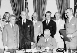 Signature traité OTAN Truman - MultiPol 360 Le sommet de l’OTAN 2025 : sous le signe de l’expansionnisme et de la guerre perpétuelle