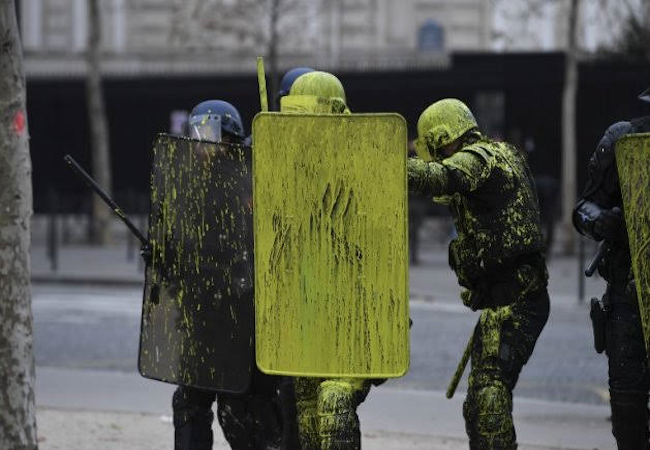 La colère bouillonne en France : le ras-le-bol généralisé et la fusion explosive des gilets jaunes avec les gueux
