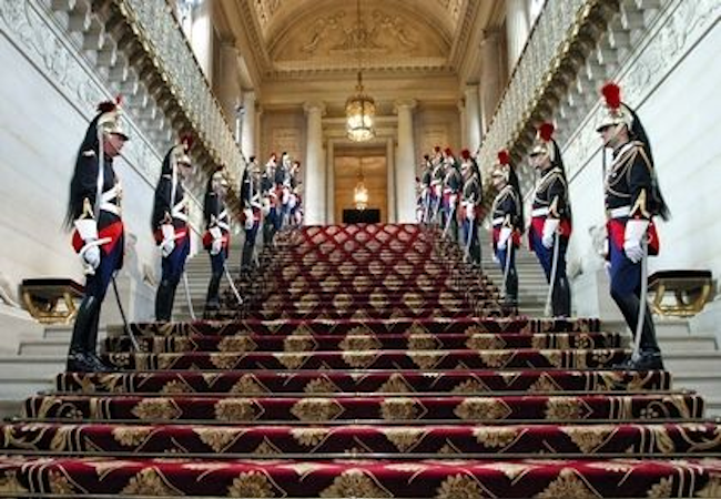 La république des recasés : macron récompense les incompétents en pleine ruée vers l’or La république des recasés : macron récompense les incompétents en pleine ruée vers l’or