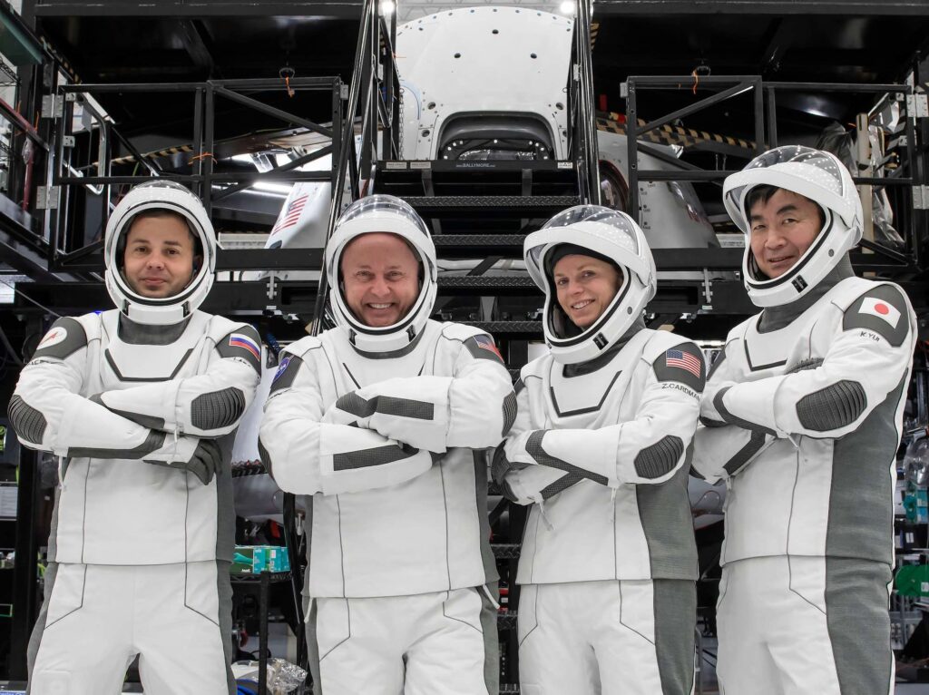 L’équipage de Crew-11 (de gauche à droite) : Oleg Platonov, Michael Fincke (pilote), Zena Cardman (commandante) et Kimiya Yui. Crédit photo : SpaceX
