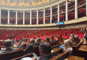 Macron, Jupiter sauvé par les traîtres – une nouvelle farce à l’Assemblée Nationale