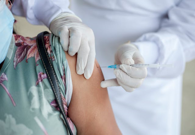 Scandale du vaccin Efluelda : big pharma et le gouvernement, une alliance toxique pour la santé publique ?
