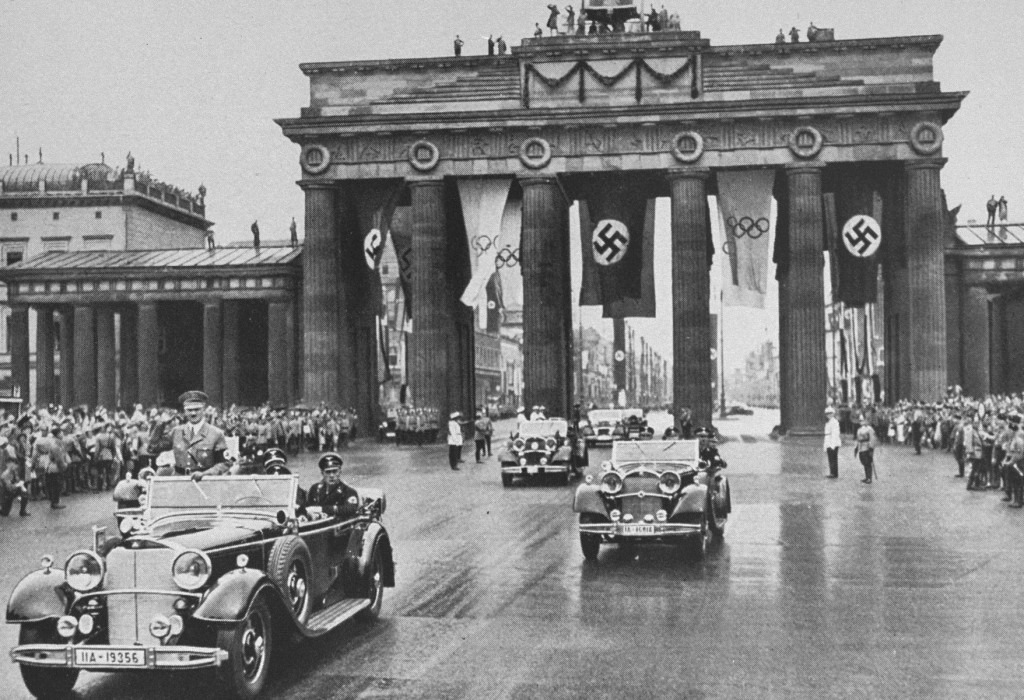 Adolf Hitler franchit la porte de Brandebourg en se rendant à la cérémonie ouverture des Jeux olympiques. Berlin, Allemagne, 1er août 1936.