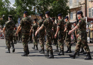 Le nouveau service militaire volontaire en France : une manœuvre idéologique dangereuse