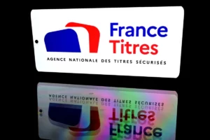 White sign with the France Titres logo (blue 'France', red 'Titres') on a black background, with a reflected image below.
