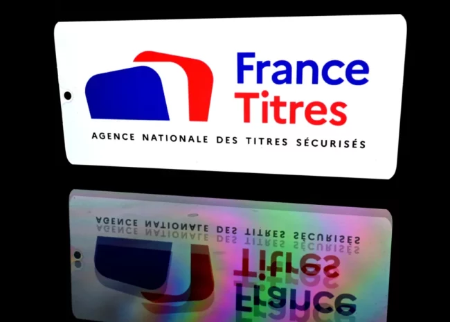 White sign with the France Titres logo (blue 'France', red 'Titres') on a black background, with a reflected image below.