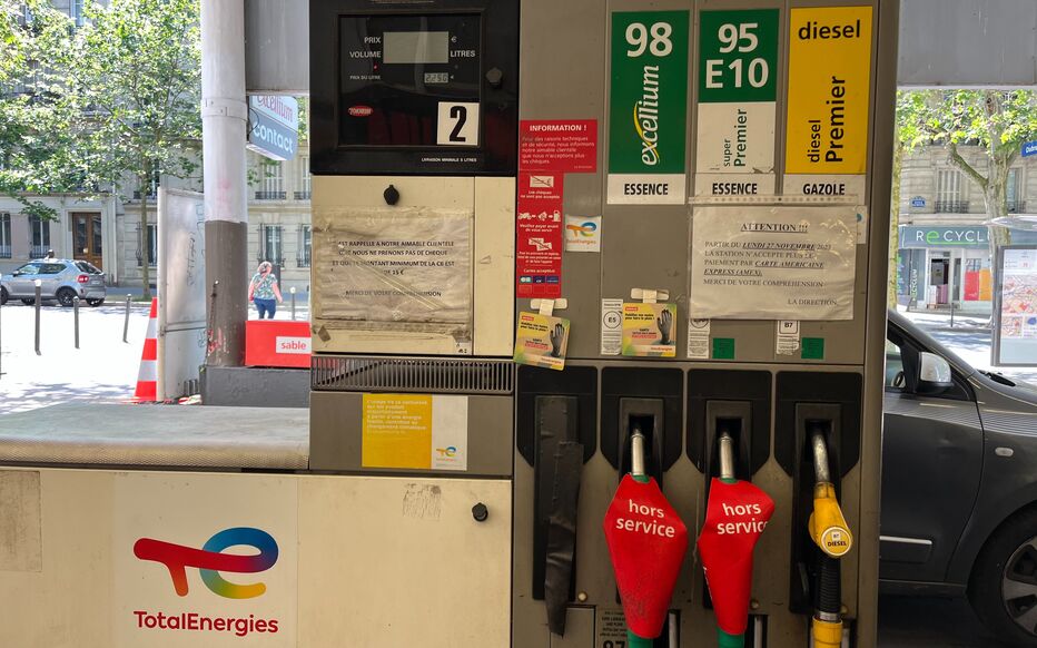 Les pompes à essence hors service à Paris - MultiPol 360 Gas pump at a TotalEnergies station with multiple fuel options (98, 95 E10, diesel) and red 'hors service' hose covers; urban street in background.